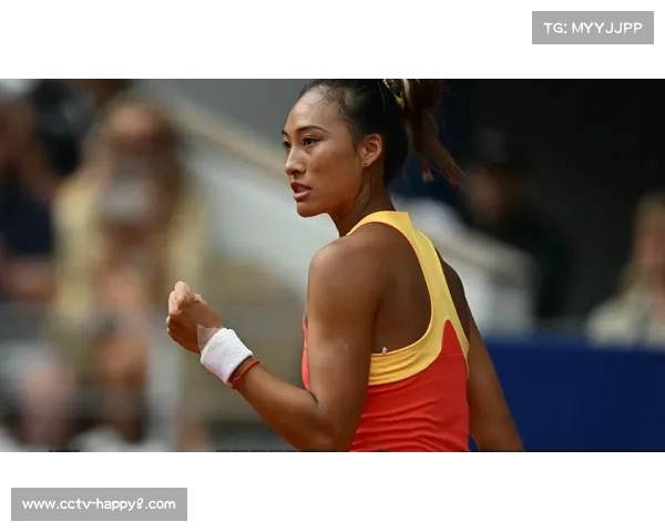 郑钦文奥运夺金后亲切签名,中国观众齐唱国歌淹没原声 郑钦文奥运夺金后亲切签名,中国观众齐唱国歌淹没原声